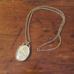 Gold Tone Floral Pendant Necklace - Elegant Women's Jewelry